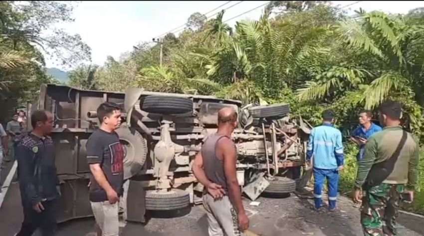 Truk Terbalik Gegerkan Jalinsum! Akses Tapsel-Sibolga Lumpuh Total, Macet Total