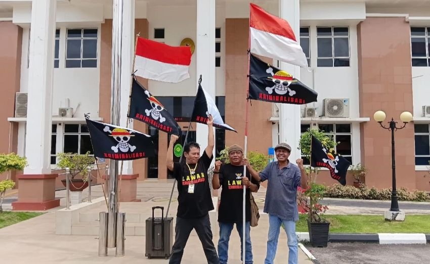 Lawan Kriminalisasi, Massa Simpatisan Gordon Silalahi Kibarkan Bendera One Peace di Pengadilan Negeri Batam