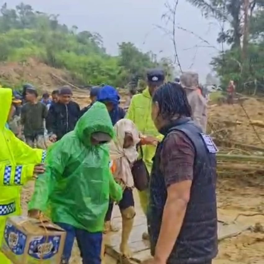 Aksi Kemanusiaan Polres Tapsel: Terjang Lumpur, Evakuasi Warga, dan Salurkan Logistik di Tengah Bencana