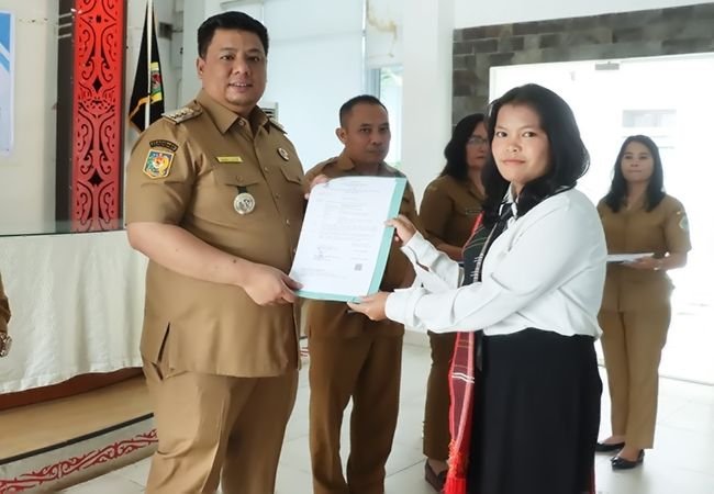 Bupati Samosir Serahkan SK P3K Tahap II, Tegaskan ASN Harus Jadi Teladan di Masyarakat