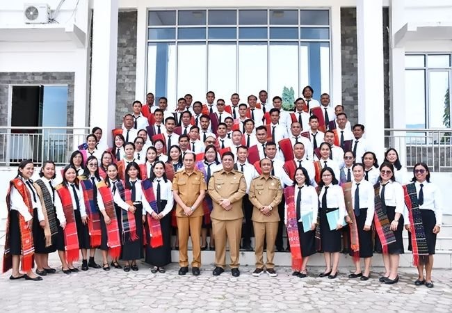 Bupati Samosir Serahkan SK Pengangkatan 141 PPPK Formasi Tahun 2024