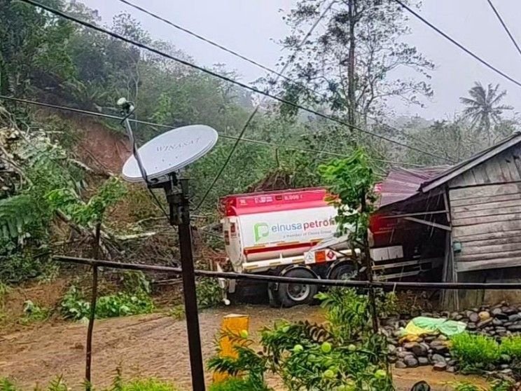 Longsor Putuskan Jalinsum di Angkola Barat, Truk Tangki Hantam Rumah Warga