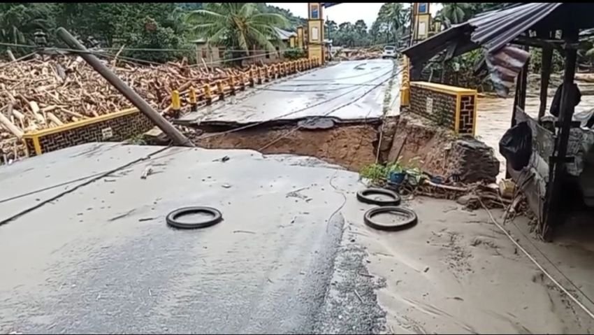 Jembatan Penghubung Tapteng–Tapsel Putus Total, Jalan Terbelah dan Tiang Listrik Bergeser ke Tengah Jalinsum