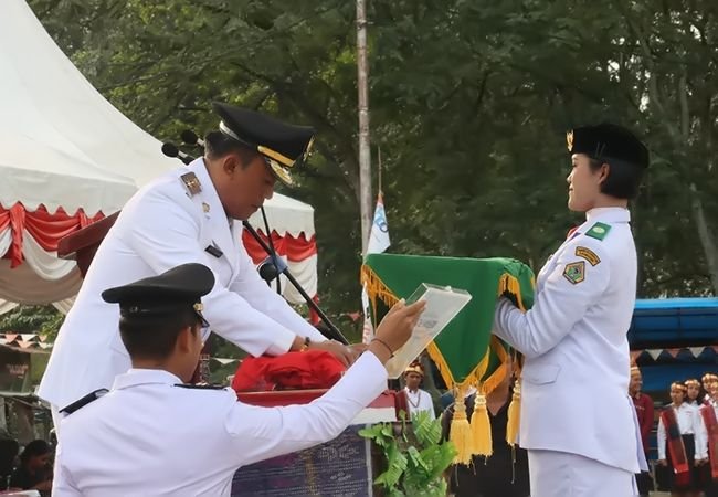 Upacara penurunan bendera  dalam rangka HUT RI Ke-80 tingkat Kabupaten Samosir berjalan dengan sukses. Setelah berhasil mengibarkan bendera merah puti