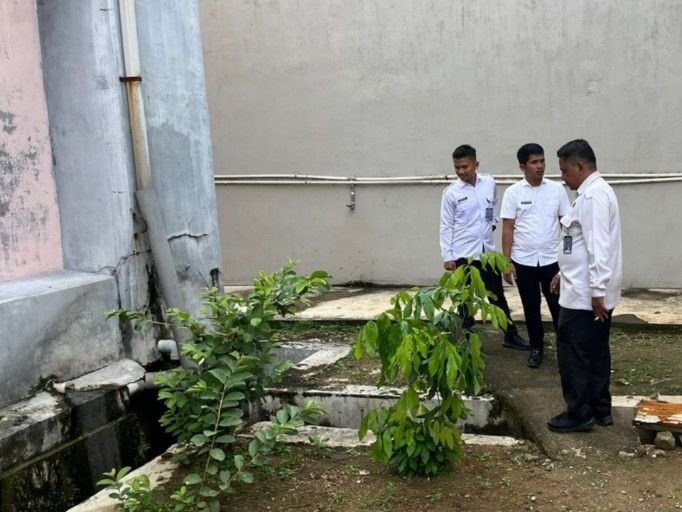 Pastikan Fasilitas Aman, Kaur Umum Lapas P.Sidimpuan Lakukan Pengecekan Area Branggang