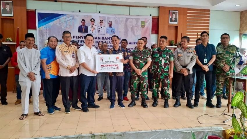 Tingkatkan Prestasi Atlet, Pemko Batam Serahkan Bantuan Sarana Olahraga