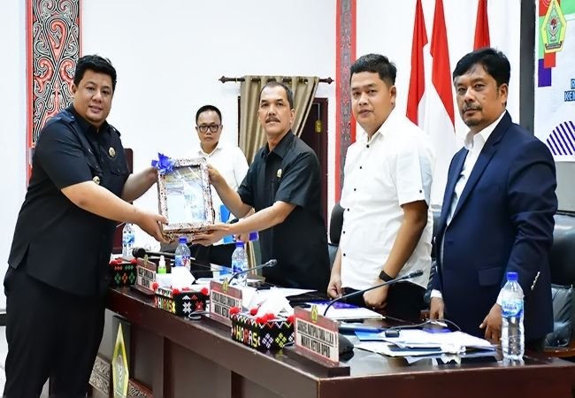 Bupati Samosir Sampaikan Nota Pengantar Empat Ranperda dan KUA-PPAS APBD 2026 ke DPRD