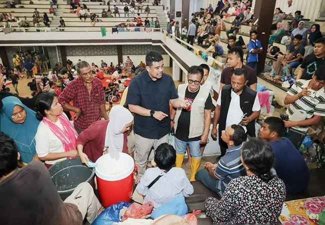Tinjau Pengungsi Banjir dan Longsor di Tapteng, Bobby Nasution Instruksikan Penataan Ulang Posko