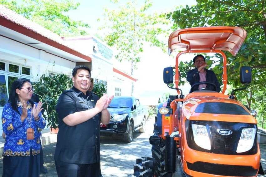 Dorong Produktivitas Pertanian, Bupati Samosir Serahkan Bantuan Alsintan kepada Tiga Kelompok Tani