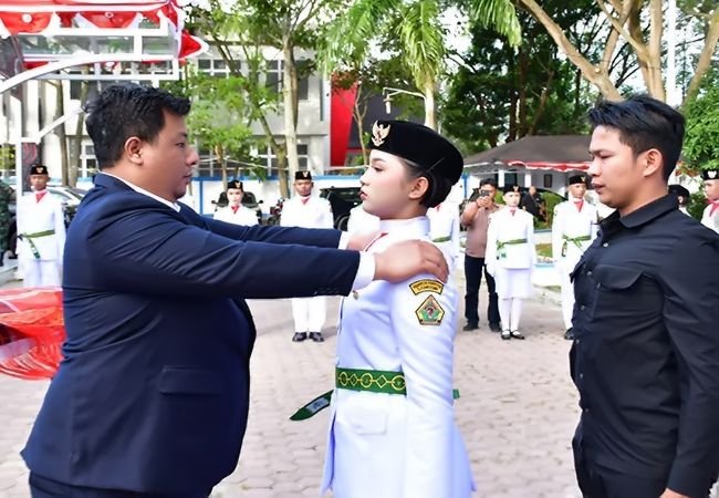 Bupati Vandiko Kukuhkan 44 Anggota Paskibraka Samosir Tahun 2025