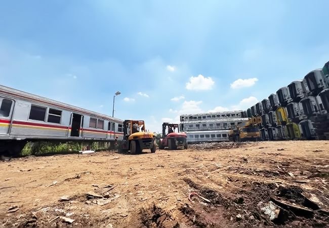 KAI Logistik Relokasi 40 Unit KRL Afkir dari Depok ke Pasirbungur