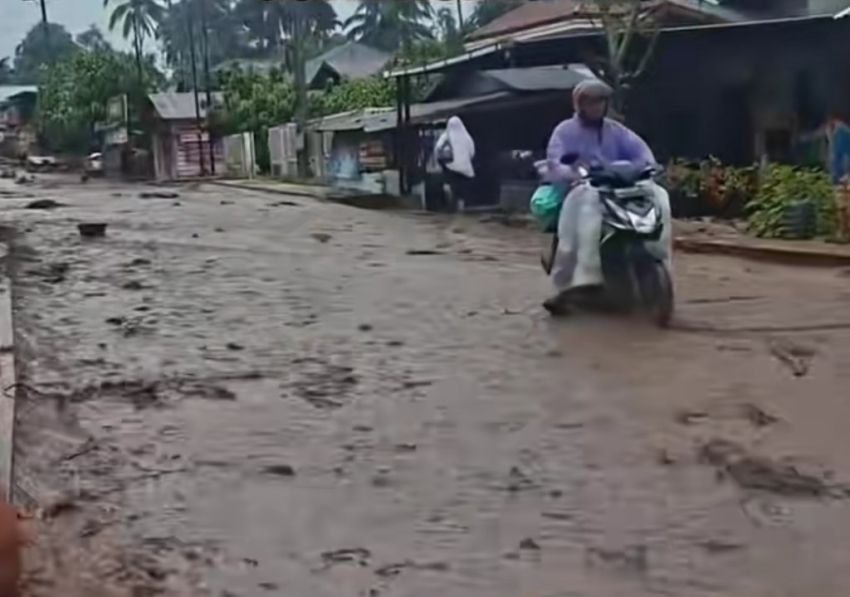 Banjir Bandang Terjang Sidimpuan Hutaimbaru, Jalan Utama Tergenang dan Warga Panik