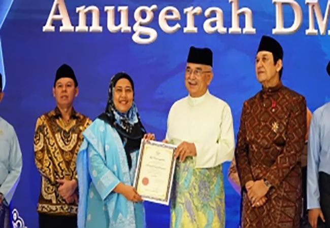 Ketua TP PKK Langkat Raih Anugerah Tun Fatimah di Konvensyen DMDI ke-23