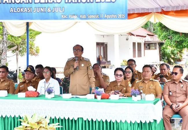 Wakil Bupati Samosir Salurkan Bantuan Pangan Beras CPP 2025 untuk Warga Kecamatan Palipi