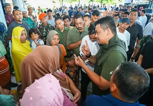 Bobby Nasution Tinjau Lokasi Banjir di Padangtualang dan Tanjungpura, Serap Aspirasi Warga