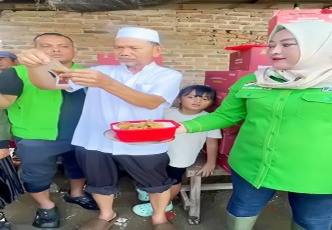 Banjir Parah di Medan, Anggota DPRD Roma Uli Silalahi Dirikan Dapur Umum dan Salurkan Bantuan ke Warga Terisolasi