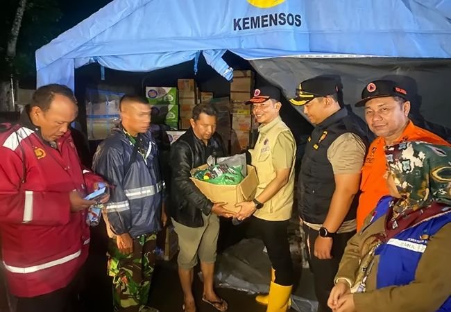 Pemkab Langkat Terjang Banjir untuk Salurkan Bantuan ke Titik Terisolasi di Babalan