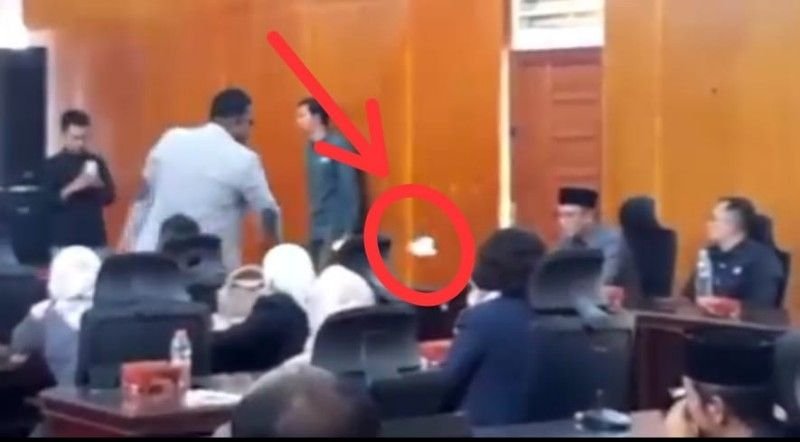 Viral di Paripurna! Ketua Fraksi PDIP Lempar Amplop Diduga Berisi Uang ke Meja Sekda