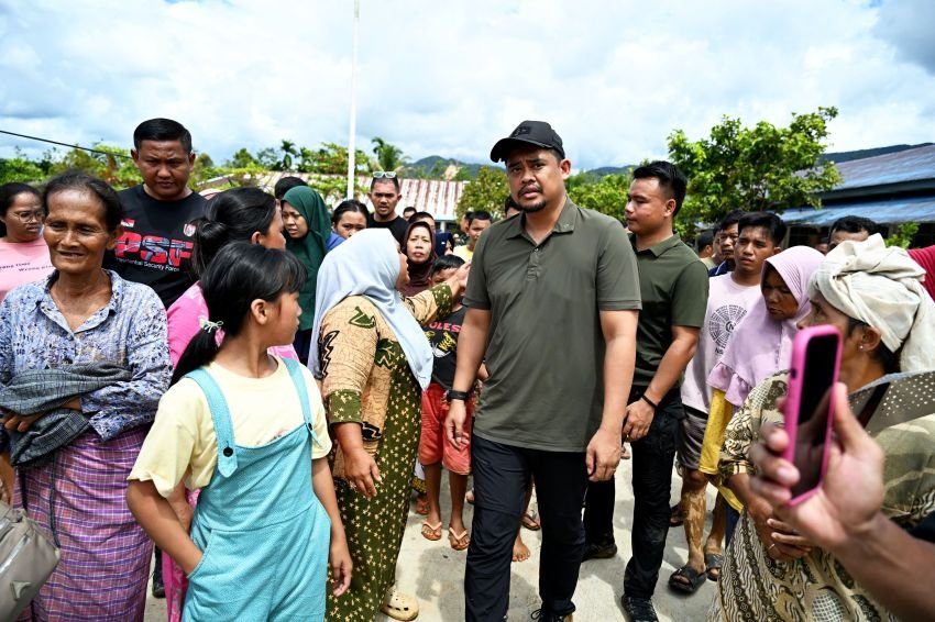 Bobby Nasution Terobos Daerah Banjir dan Longsor Parah di Tapteng, Salurkan Bantuan Logistik, Air Bersih dan Internet