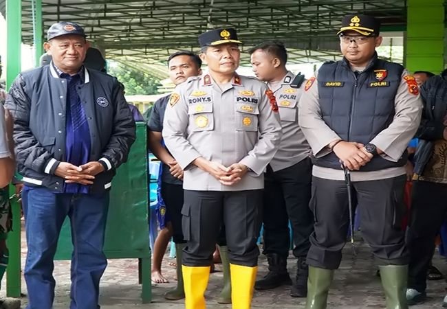 Bupati Langkat dan Wakapolda Sumut Salurkan Bantuan untuk Warga Terdampak Banjir di Kecamatan Hinai
