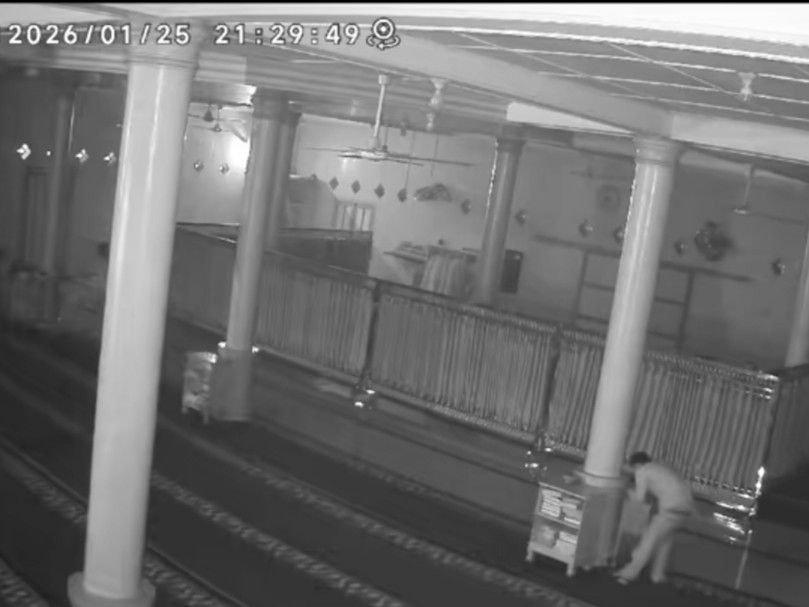 Viral di Medsos, Aksi Pria Berkaos Hitam Bobol Kotak Amal Masjid Taqwa Terekam CCTV