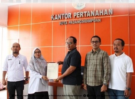 Perkuat Legalitas Aset Negara, Kantor Pertanahan P.Sidimpuan Serahkan Sertipikat ke PLN