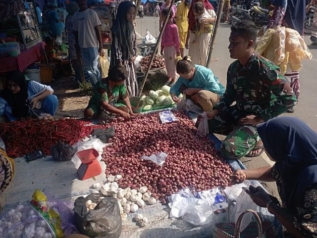 Belanja ke Pasar, Prajurit TMMD Siapkan Sajian Berbuka untuk Warga Sangkunur