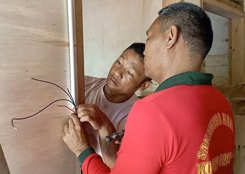 Satgas TMMD 127 Kodim 0212/Tapsel Kebut Instalasi Listrik RTLH di Sangkunur