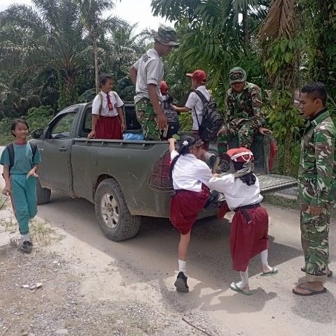 Satgas TMMD 127 Jadi &ldquo;Ojek Kebajikan&rdquo;, Antar Siswa Pulang di Sangkunur