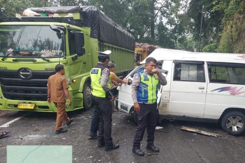 Minibus L300 Hantam Truk Fuso, Dua Orang Luka Berat di Tikungan Nabundong