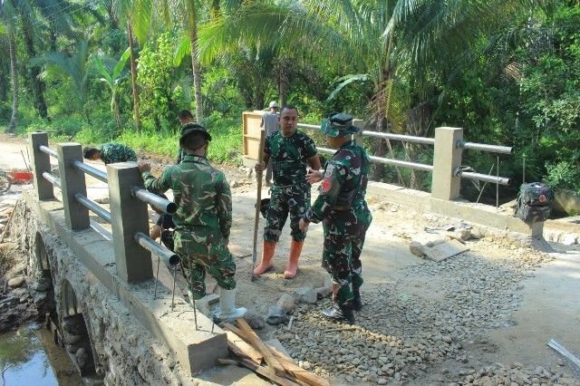 Wujudkan Impian Warga, Satgas TMMD 127 Bangun Jembatan Vital di Angkola Sangkunur