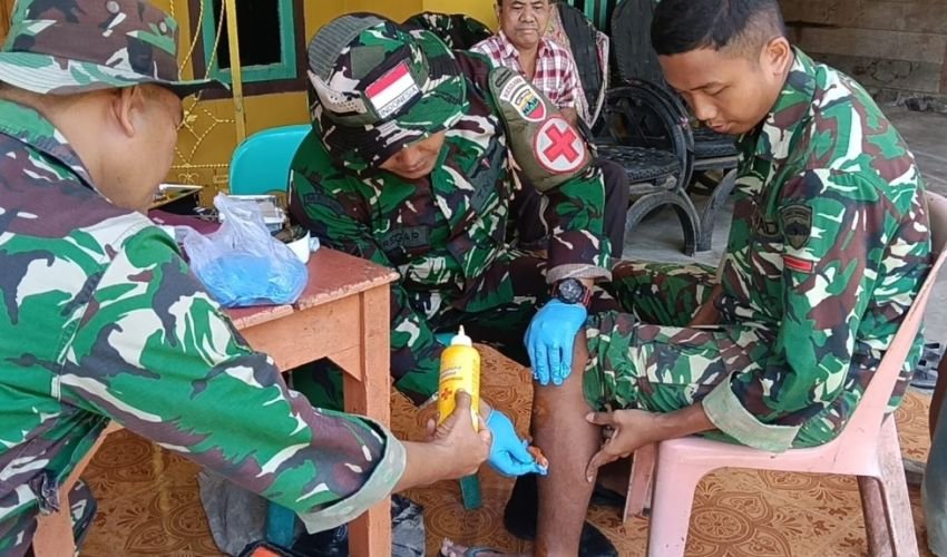 Sentuhan Medis di Lokasi TMMD: Cara Serka Suhur Rambe Jaga Stamina Prajurit dan Warga