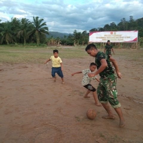 Satgas TMMD ke-127 Bangun Kedekatan, Prajurit TNI Main Bola Bersama Anak-anak Sangkunur