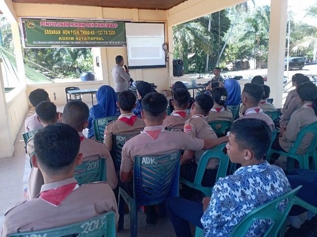 TMMD ke-127 Bekali Pelajar SMKN 1 Sangkunur Sadar Hukum di Tribun Sarasi