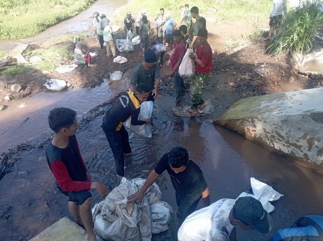 Wujud Kemanunggalan, Satgas TMMD Ke-127 dan Warga Gotong Royong Perbaiki Irigasi