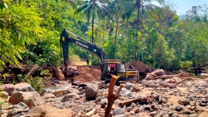 Excavator TMMD ke-127 Ratakan Jalan Hutatonga, Pengerasan Dimulai di Kabupaten Tapsel
