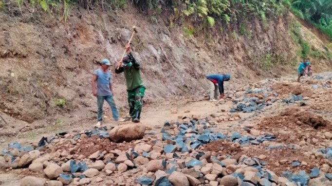 Bahu-Membahu Pecah Batu, Satgas TMMD 127 Perkeras Jalan Hutatonga
