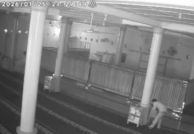 Viral Video di Medsos, Aksi Pencurian Kotak Amal di Masjid Taqwa Muhammadiyah Padangsidimpuan Terekam CCTV