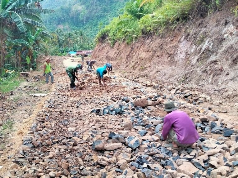 Warga Hutatonga Ikut Susun Batu, TMMD 127 Percepat Pengerasan Jalan