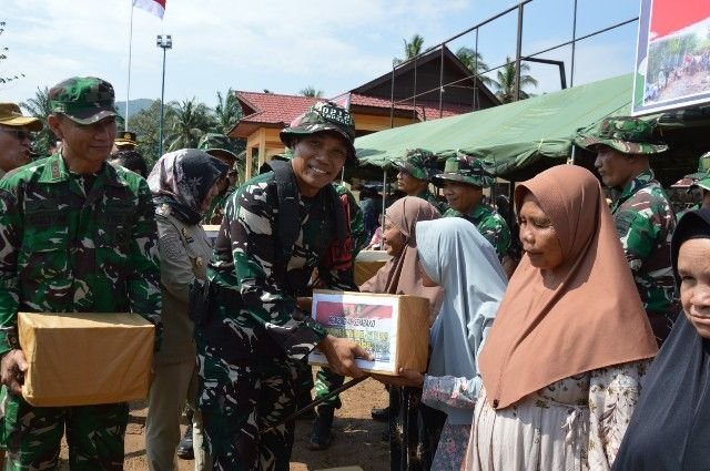 Dansatgas TMMD ke-127 Bagikan Sembako ke Warga Angkola Sangkunur