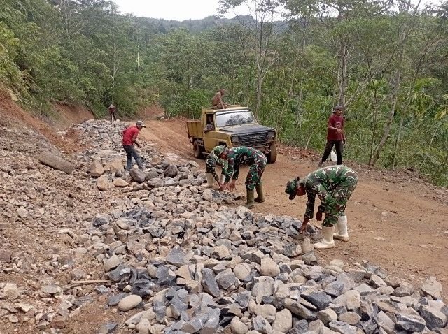 Dikebut! Satgas TMMD ke-127 dan Warga Susun Batu, Pengerasan Jalan Huta Tonga