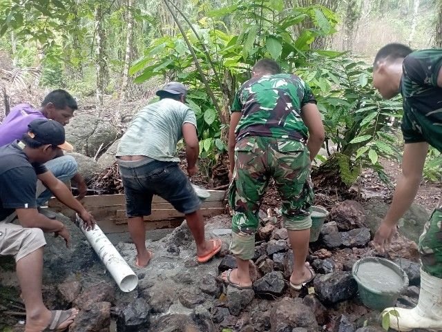 Satgas TMMD ke-127 Kodim 0212/TS Bangun Saluran Air MCK Bersama Warga Sangkunur