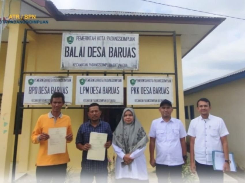 Enam Sertipikat PTSL Diserahkan di Desa Baruas, Warga Sambut dengan Rasa Syukur