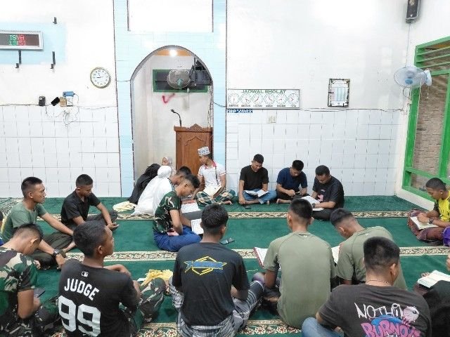 Satgas TMMD 127 Kodim 0212/TS Gelar Tadarus Bersama Warga di Masjid Nurul Huda