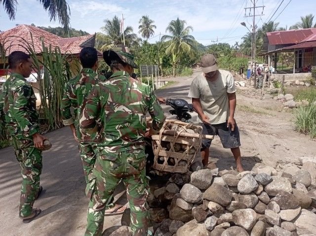 Bangun Parit Sawah, Satgas TMMD Ke-127 dan Warga Kompak Lansir Batu