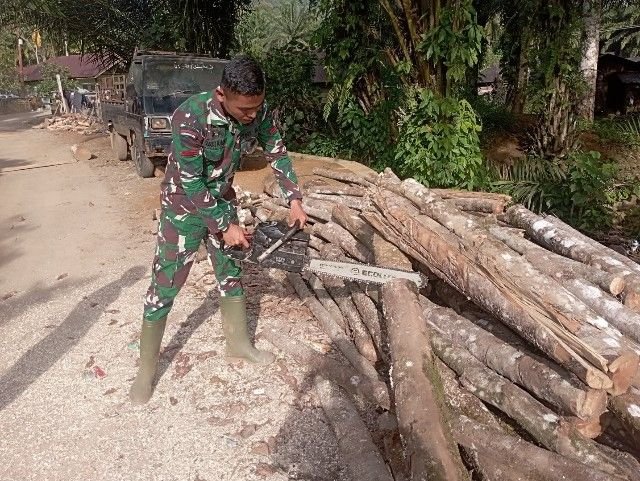 Pratu Abadi Sentosa Bantu Warga Sangkunur Siapkan Kayu Bakar