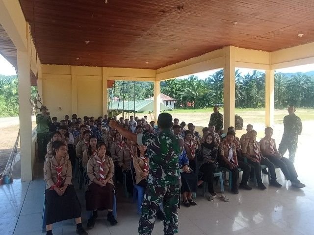 Tanamkan Cinta Tanah Air, Satgas TMMD 127 Bekali Pramuka Sangkunur Bela Negara