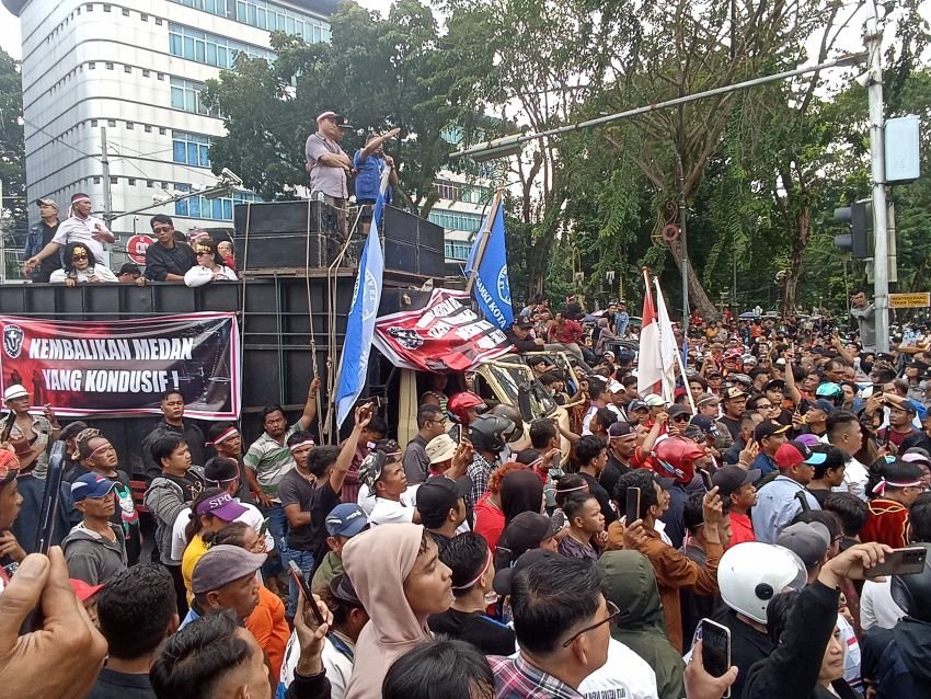 Aksi Demo di Balai Kota Medan, Tolak Surat Edaran Penataan Daging Babi