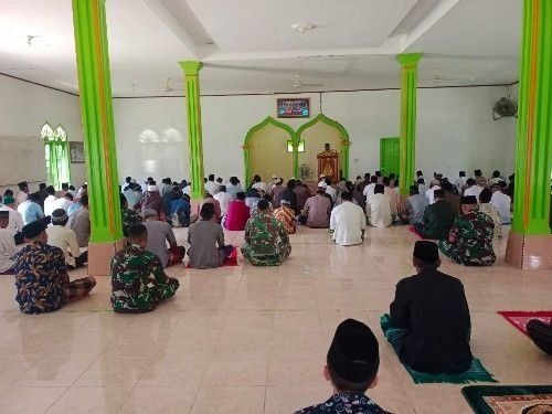 Satgas TMMD 127 Dengarkan Ceramah Sholat Jum'at di Masjid Nurul Huda