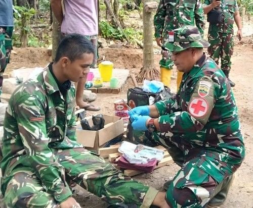 Terpijak Paku Saat Bangun RTLH, Prajurit TMMD Langsung Ditangani Tim Medis